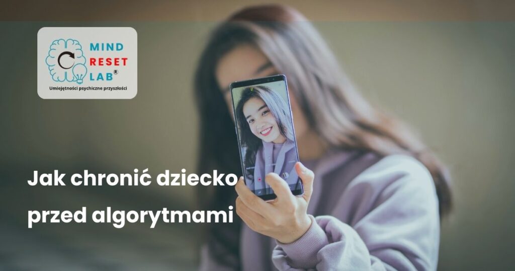 Dziecko korzystające z telefonu – jak chronić dziecko przed algorytmami i ekranami