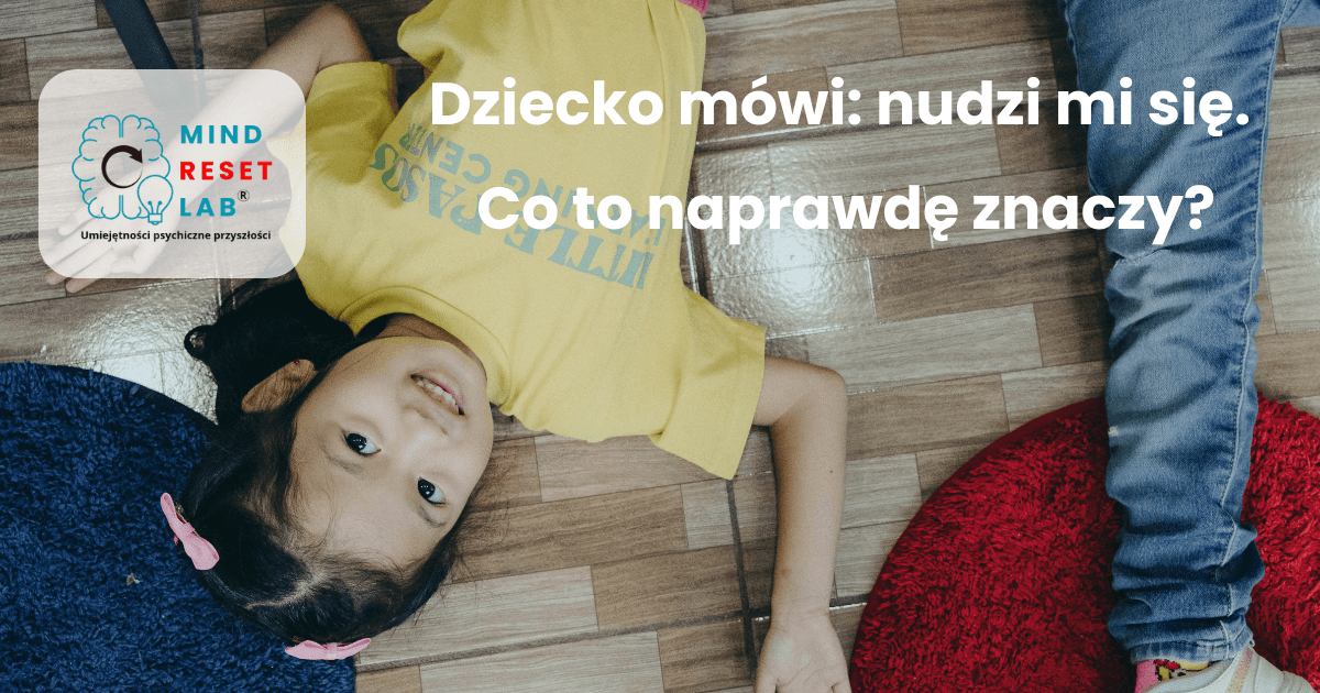 Dziecko leży na podłodze i mówi mamo nudzi mi się