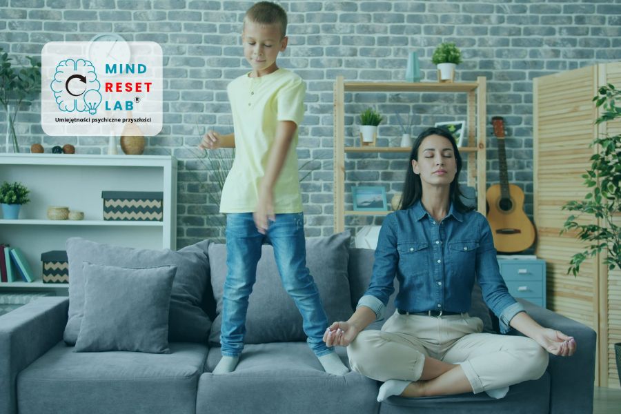 mama ćwiczy jogę z dzieckiem po resecie emocjonalnym